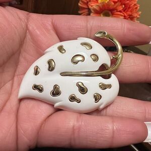 Sarah Coventry Vintage “ White Velvet” Leaf Gold Tone White Brooch/Pin.